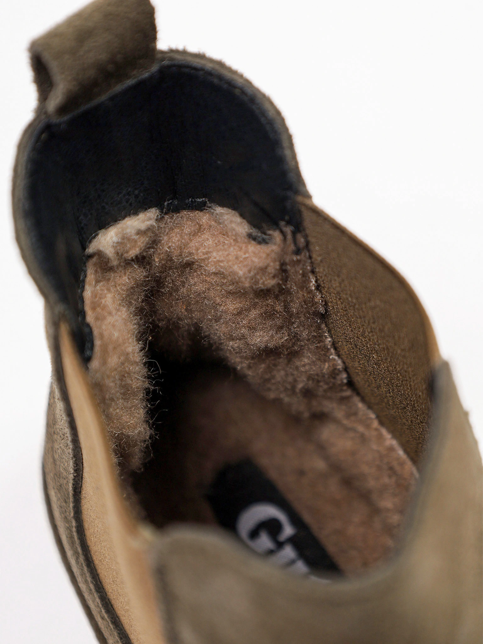 Ботинки-челси цвета хаки из натуральной замши на низкой подошве